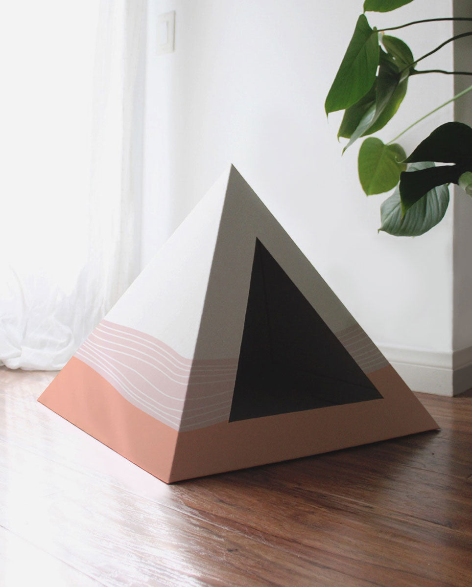 Kitty Kardboard 'Wavey' Cardboard Cat Pyramid